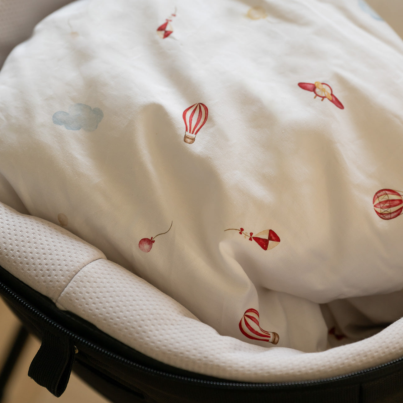 Fußsack für den Kinderwagen für Neugeborene
- 0–6 Monate- Wolken- Perkal - Dalfilo