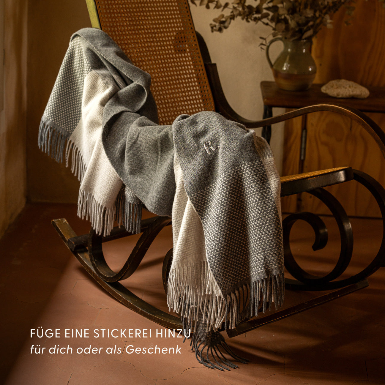 Wolldecke
- 130x180 cm- Steingrau- Regenerierter Wolle - Dalfilo